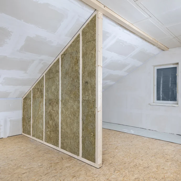 Aménagement des combles avec isolation et cloisons en plaques de plâtre, idéal pour une rénovation économe en énergie de votre logement.