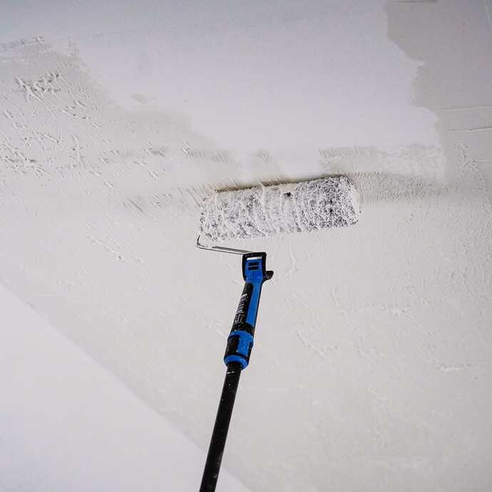 Le mastic au rouleau est appliqué à l'aide d'un rouleau.