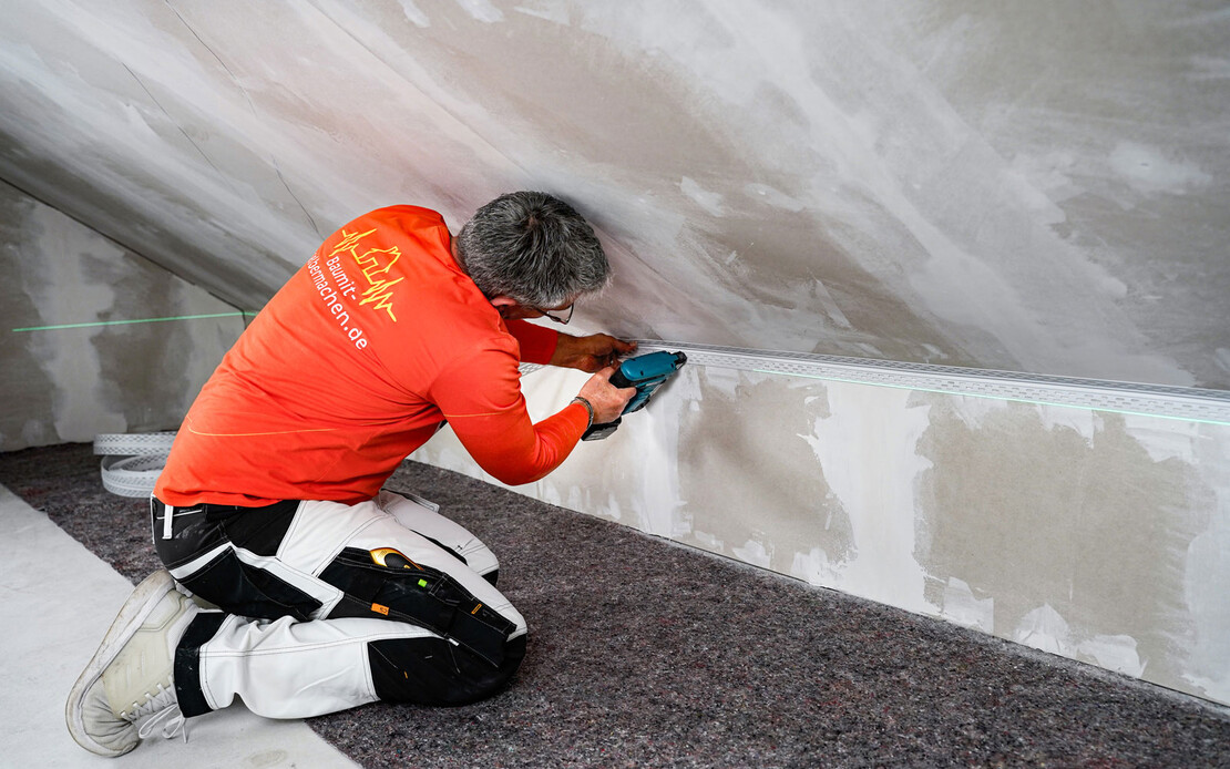 Das Bewegungsfugenprofil wird zwischen Dachschr&auml;ge und Drempel befestigt.