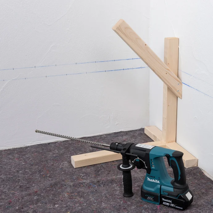 Tipp: Für einen Bohrwinkel von 45° ist eine einfache Lehre aus vier Holzlatten als Hilfsmittel hilfreich..