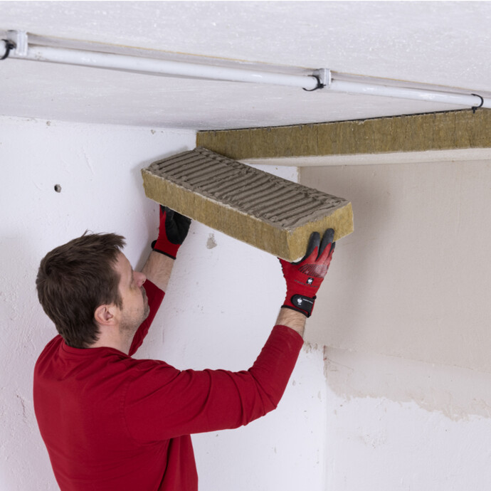 Steinwolle Kellerdeckendämmplatte an die Decke bringen