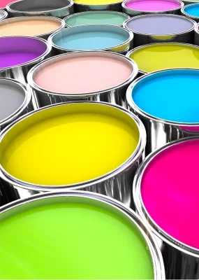 Des pots de peinture de différentes couleurs, parfaits pour les projets créatifs de rénovation et de bricolage dans toute la maison.
