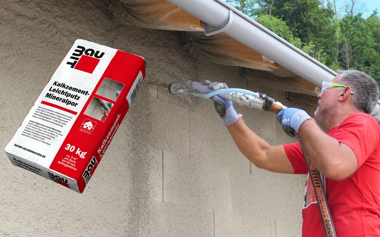 Handwerker trägt Putz mit einer Maschine auf die Fassade professionell auf. Links daneben ist das Produktbild Baumit Kalkzement-Leichtputz Mineralpor abgebildet.