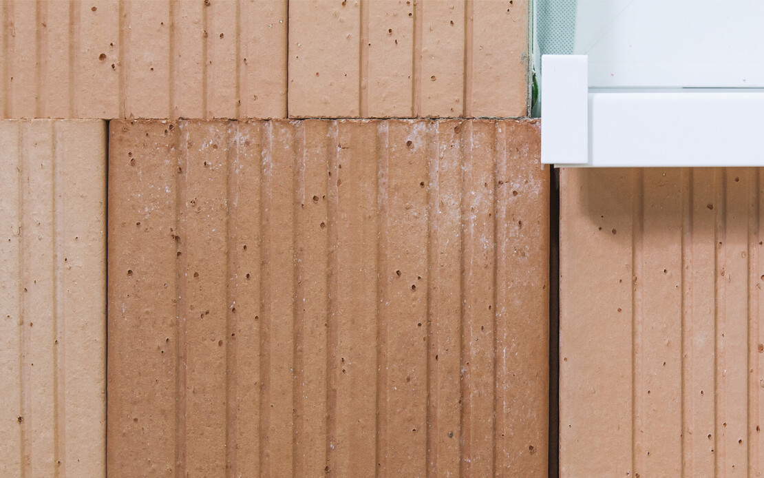 Trous, petites cassures et fissures dans la ma&ccedil;onnerie.