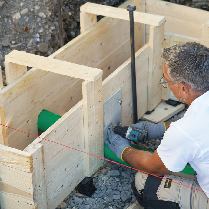 Wird ein Rohr durch das Fundament verlegt, wird das Loch bündig mit einer Stichsäge ausgeschnitten. Es kann auch der Ausschnitt grob angefertigt werden und der Feinaussnitt wird mit einer UniPlatte durchgeführt.