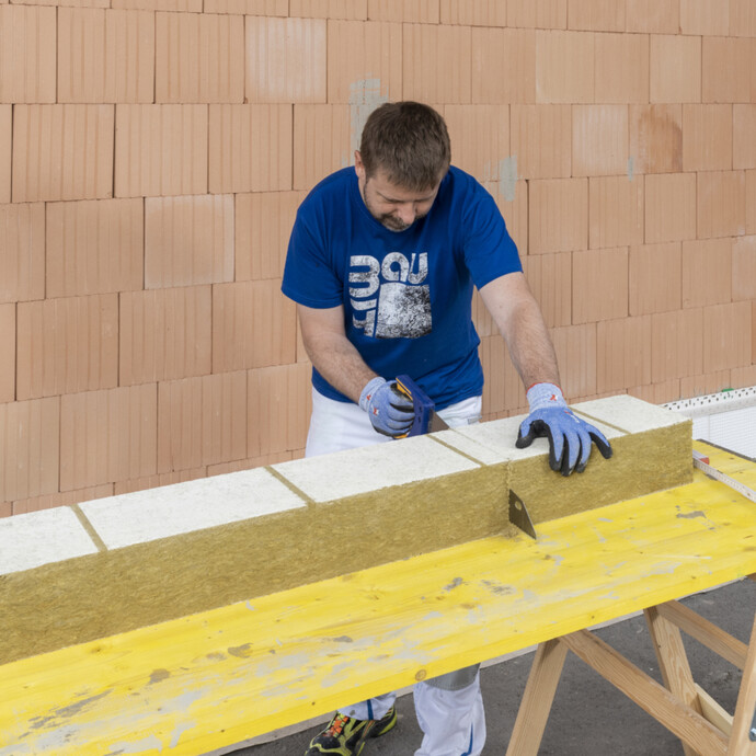 Scier les barres coupe-feu avec une scie à main