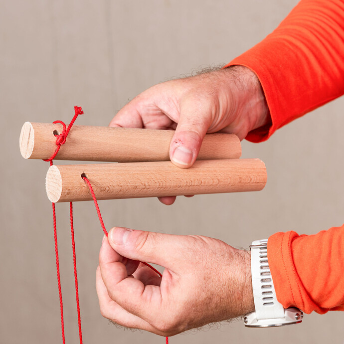 Mit einer Richtschnur kann überprüft werden, ob es Unebenheiten an der Wand gibt. Vorbereitung für die Innendämmung als vorgehängte Konstruktion mit Tragholz. Baumit Selbermachen - DIY Anleitung.