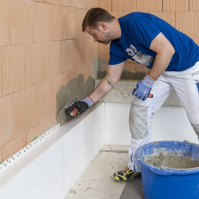 Klebespachtel für Brandriegel WDVS auf die Wand auftragen