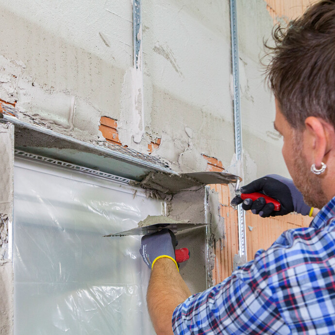 Kalkzementputz am Fenstersturz in der Laibung auftragen.