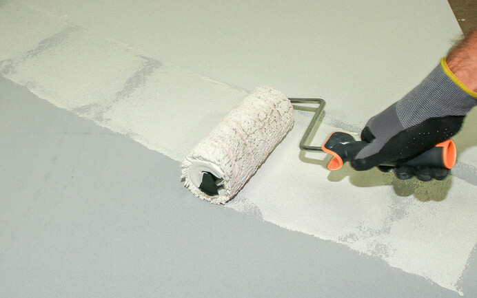 Appliquer d’abord le primaire sur le panneau (dilution 5:1 avec de l’eau).