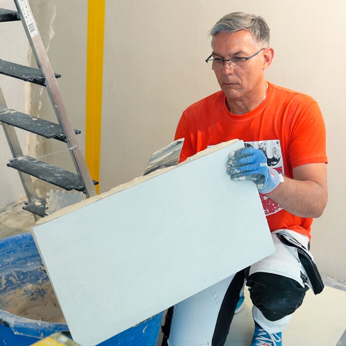 Der Putz Antischimmel 2 in 1 wird an den Stoßkanten des Anschlusskeils mit einer Kelle aufgetragen.