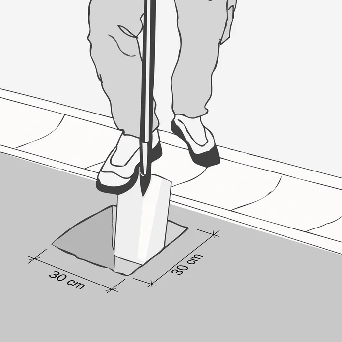 Damit die Zaunsäulen im Garten gesetzt werden können, werden als erstes die Löcher mit einem Spaten mit einer Kantenlänge von ca. 30 cm auf 30 cm und ca. 35 cm tief ausgehoben.