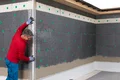 Der PVC Gewebe-Eckwinkel mit integrierter 3 mm Abzugskante wird an der Fassade ausgerichtet.