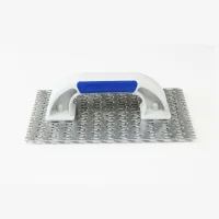 Truelle en plastique dotée d’une surface métallique dentelée pour une application uniforme de l’enduit et du mastic.