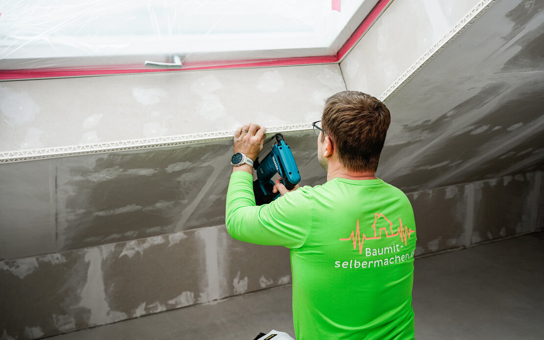 Das zugeschnittene Kantenschutzprofil wird am unteren Abschluss der Dachfensterer&ouml;ffnung angebracht.