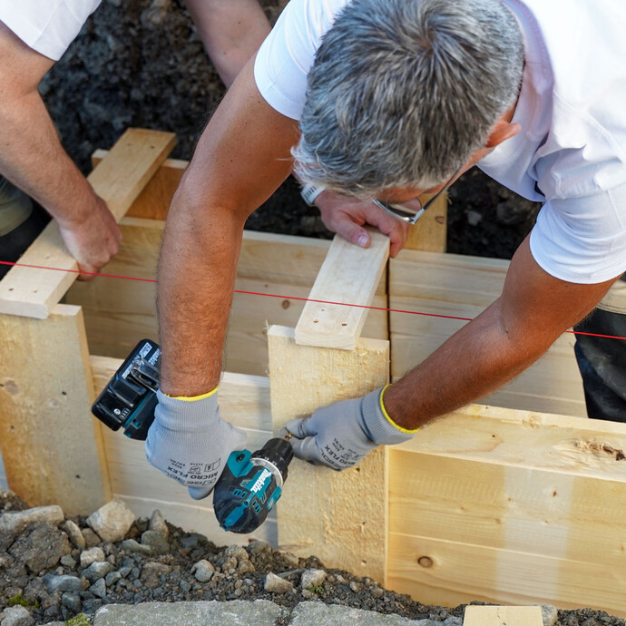 Die Schalungselemente werden miteinander mit einem überlappendem Brett verschraubt. Das Brett sollte mindesten 5 cm überlappen.