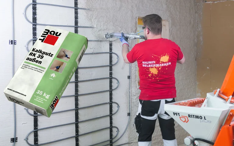 Heimwerker trägt Baumit Kalkputz auf Fassade auf; Anleitung zur Anwendung von Kalkputz außen für Renovierungsprojekte.