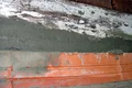 Mauerwerk mit frischem Putzauftrag, ideal für Renovierungsprojekte im Heimwerkerbereich.