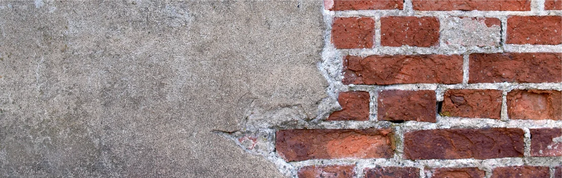 Mur en briques, partiellement enduite, &agrave; titre d&rsquo;exemple pour des instructions de r&eacute;novation ou le choix de produits Baumit adapt&eacute;s.