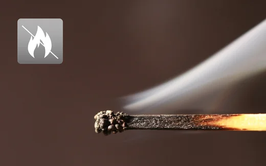 Verbranntes Streichholz mit Rauch als Symbol für Brandschutzmaterialien von Baumit.