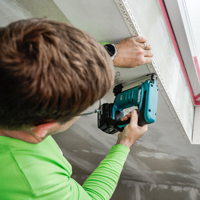 Die zweite Seite des Profils wird befestigt 