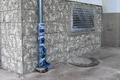 Rohbauwand mit vorbereitetem Fenster und geschütztem Fallrohr zur Fassadengestaltung. Ideal für Sanierungstipps auf Baumit.