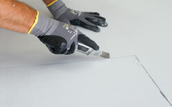 Kalziumsilikatplatte mit Cuttermesser zuschneiden