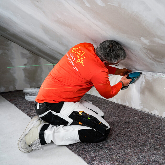 Das Bewegungsfugenprofil wird zwischen Dachschräge und Drempel befestigt.