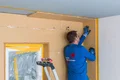 La cale de raccordement est collée au mur.