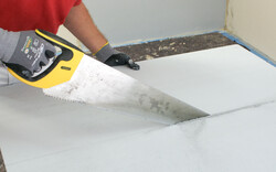 Kalziumsilikatplatte mit Säge zuschneiden