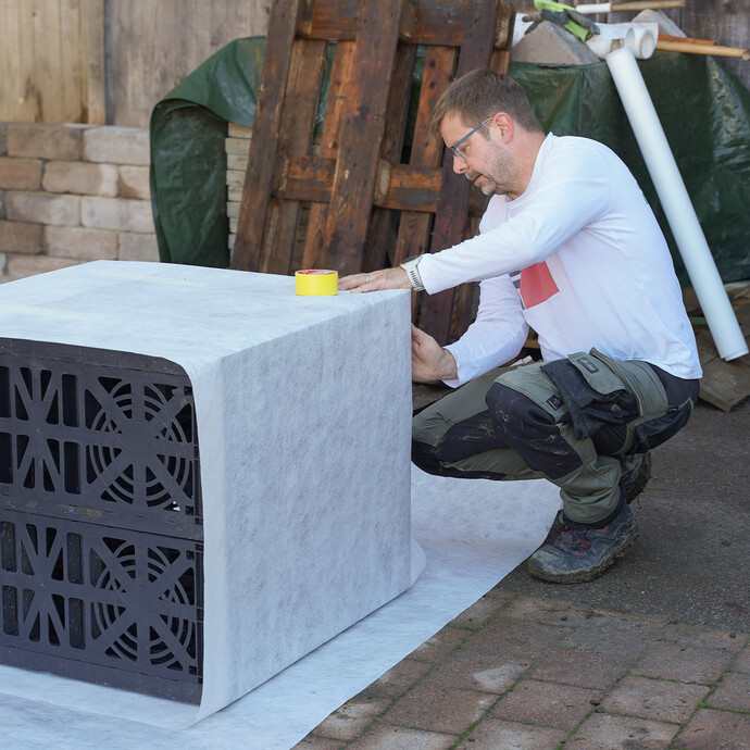 Die Sickerbox wird komplett mit Drainagevlies umhüllt..