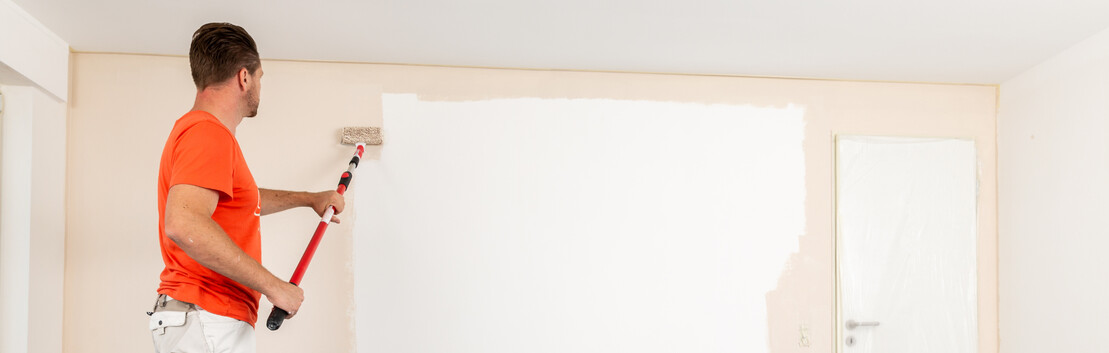 Wand und Decke mit Wandfarbe wei&szlig; oder farbig streichen