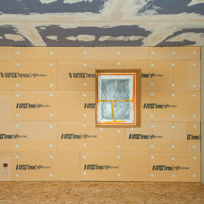 Innendämmung mit Tragkonstruktion bauen: Fertig eingebaute Innendämmung an der Wand mit Fenster.