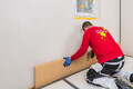 Le panneau isolant en fibres de bois Thermoroom est collé au mur.