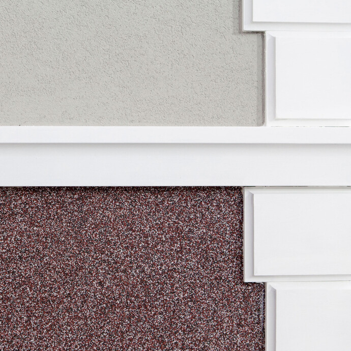 Klassische und moderne Fassade: Stuckelemente in Weiß, grauer, feiner Dekorputz mit rötlichem Mosaikputz im Sockelbereich.