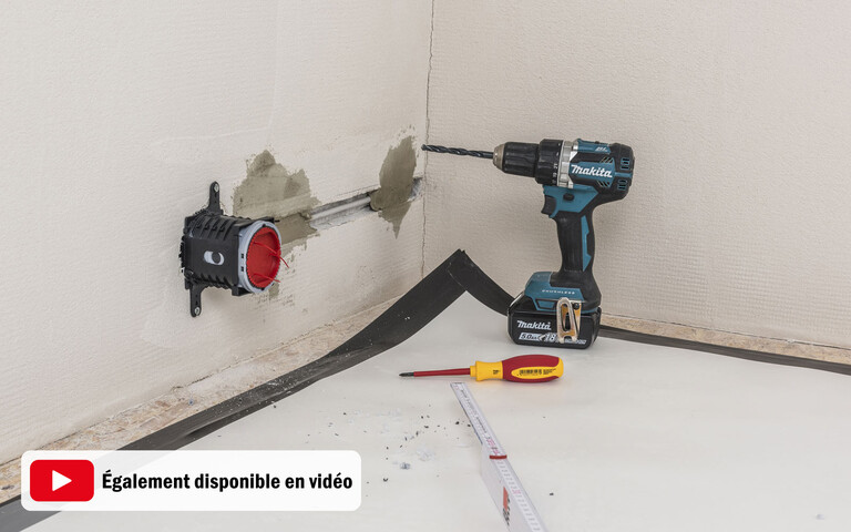Prise de courant ou boîte d'installation entièrement montée dans le cas d'une isolation intérieure avec des panneaux isolants en fibres de bois. Les instructions sont également disponibles en vidéo.