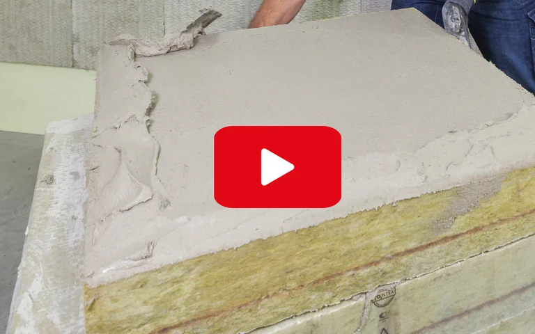 Auftragen von Putz auf eine gedämmte Wand mit einer Kelle, DIY-Anleitung für Heimwerker auf Baumit.