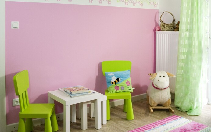 Pièce peinte en rose avec des touches de vert