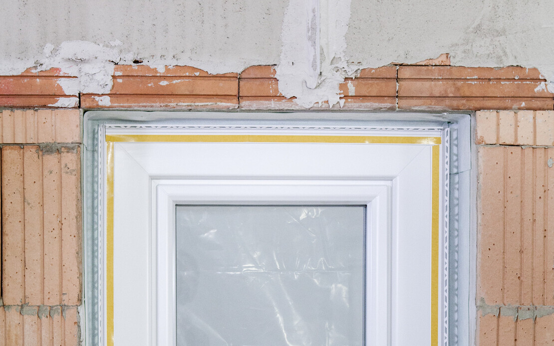 Fenster mit fertig gesetzten Anputzleisten für die nachfolgenden Verputzarbeiten.