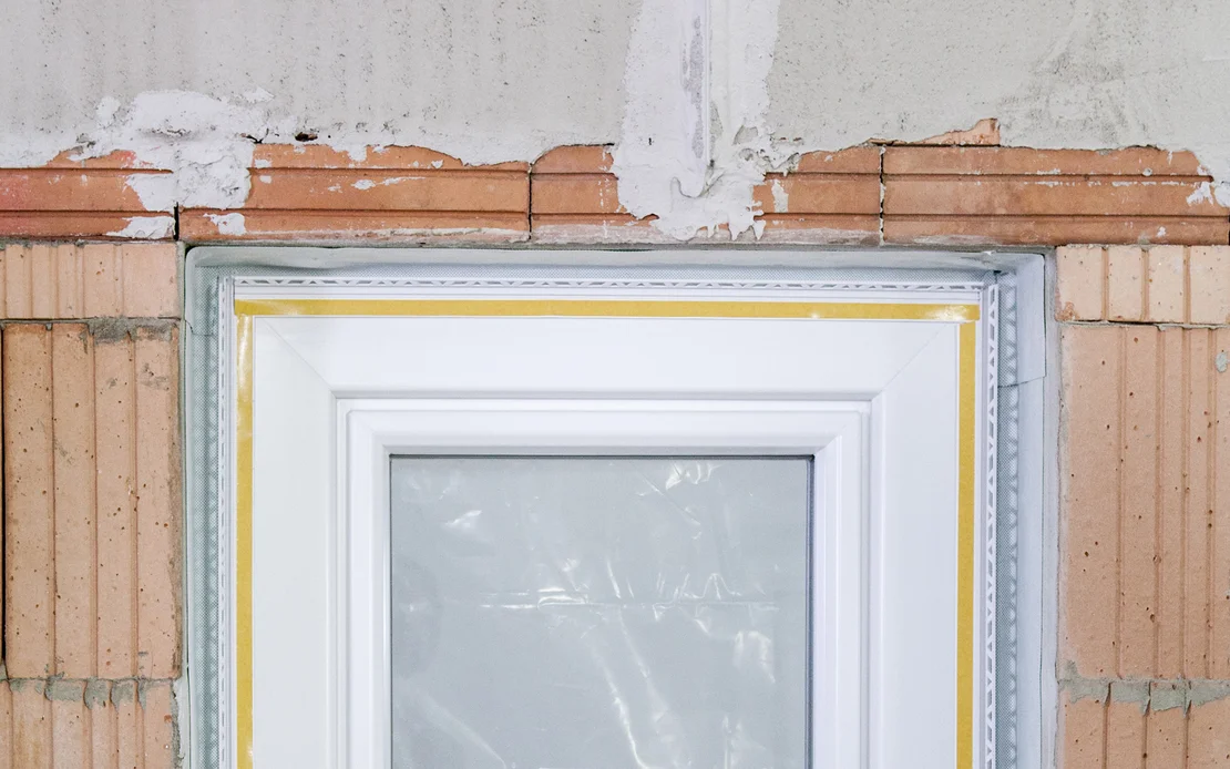 Fen&ecirc;tre avec baguettes de cr&eacute;pissage d&eacute;j&agrave; pos&eacute;es pour les travaux de cr&eacute;pissage ult&eacute;rieurs.