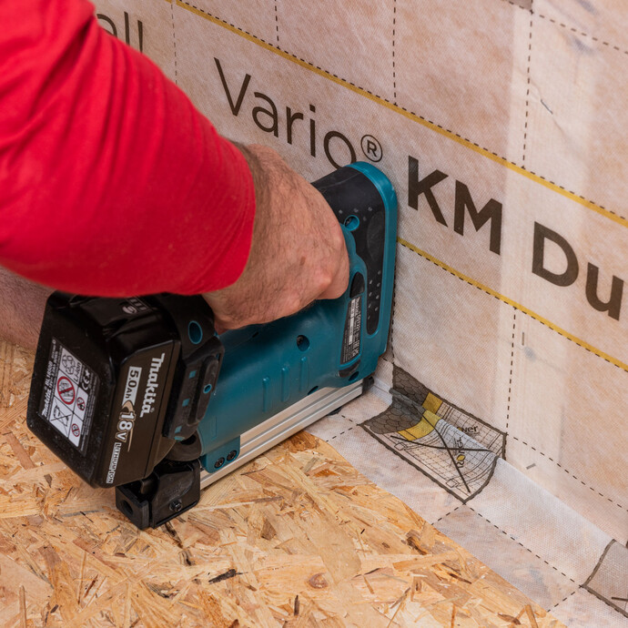 Die Dampfbremsfolie wird am Boden hinter der Entlastungsschlaufe festgetackert. Die Schlaufe muss frei beweglich bleiben. Baumit Anleitung zum Selbermachen. So baut man eine Dampfbremse fachgerecht bei einer Innendämmung mit Tragkonstruktion ein.