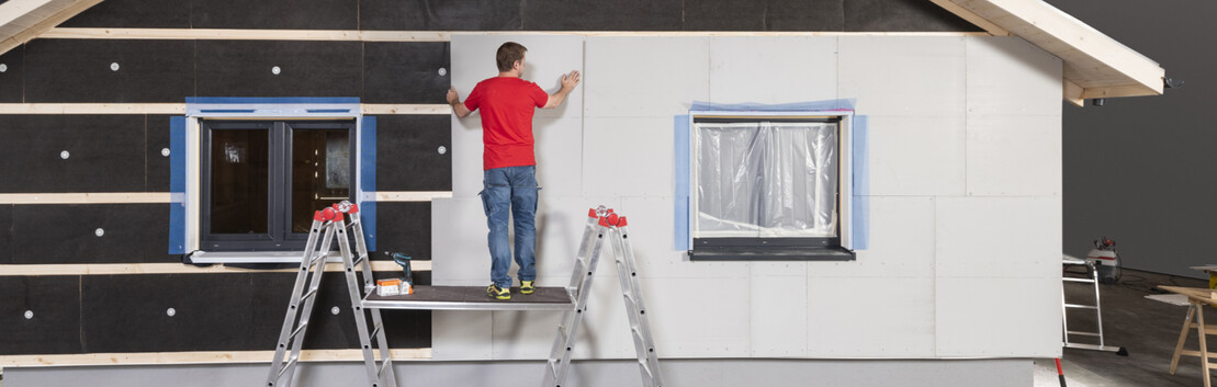 Montieren der James Hardie Powerpanel H2O Zementplatte auf einer nicht hinterl&uuml;fteten D&auml;mmfassade im Au&szlig;enbereich.