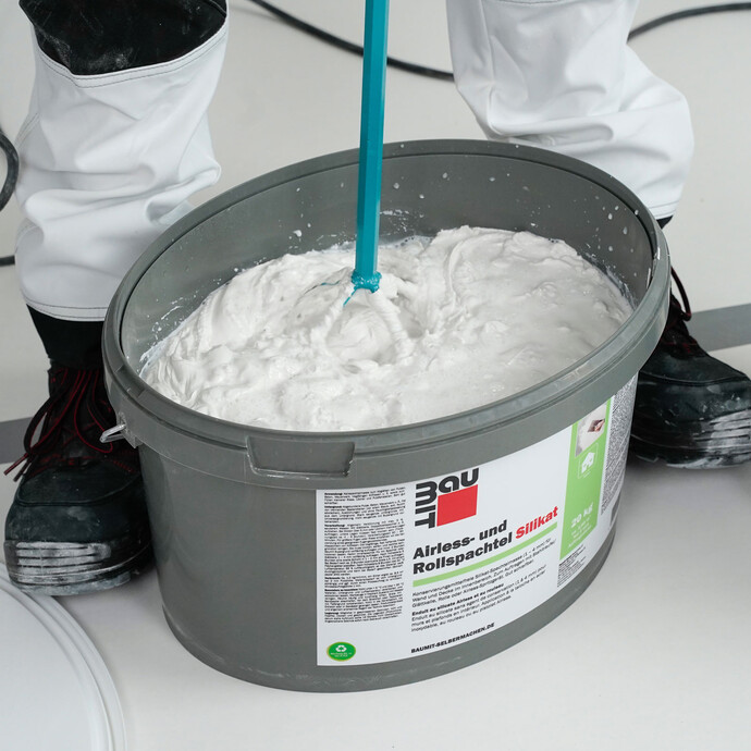 Le mastic silicate en rouleau est mélangé à l'aide d'un agitateur électrique.