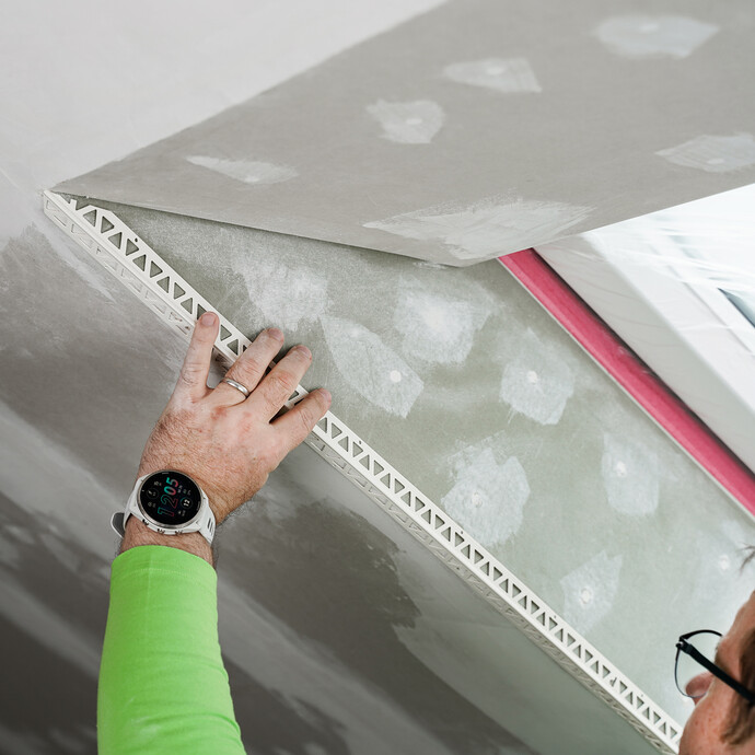 Das zugeschnittene Profilstück wird auf die richtige Länge geprüft. 