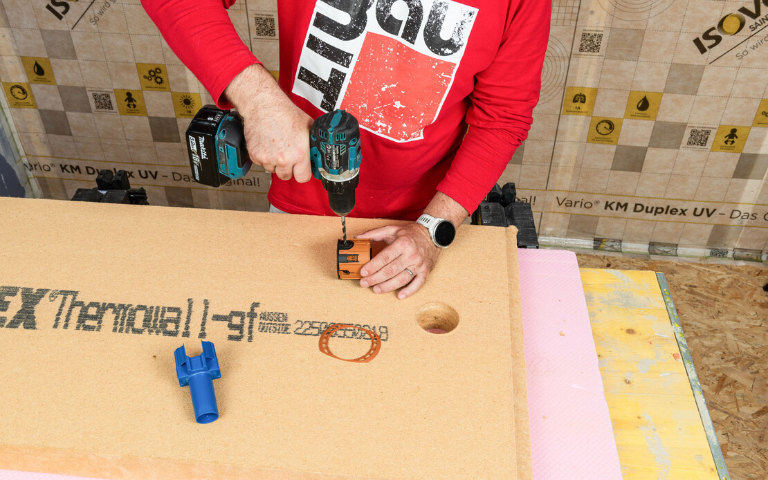 Es wird ein Loch in die Ger&auml;te-Installationsdose gebohrt. So kann sp&auml;ter das Elektrokabel sp&auml;ter in der Holzfaserd&auml;mmplatte durchgef&uuml;hrt werden. Baumit Anleitung f&uuml;r Heimwerker.