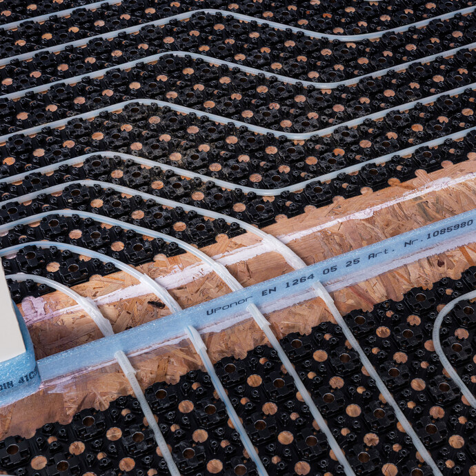 Photo de détail : le profilé de joint de dilatation d'Uponor pour le chauffage par le sol à eau est posé.