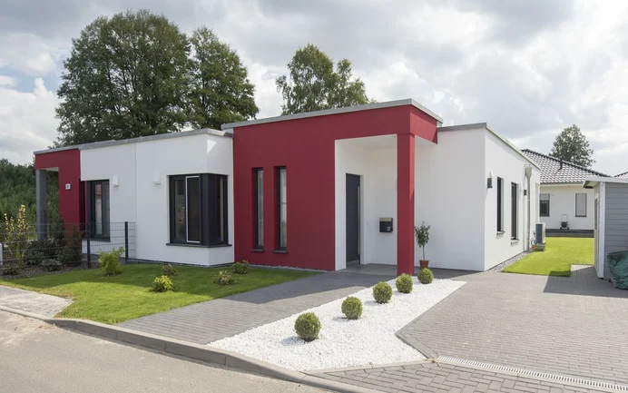 Einfamilienhaus mit einem rot gestrichenem Eingang