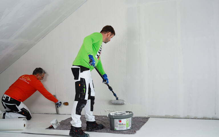 Zwei Heimwerker arbeiten gemeinsam.