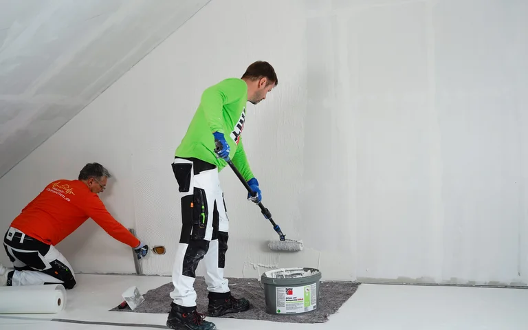 Zwei Heimwerker arbeiten gemeinsam.