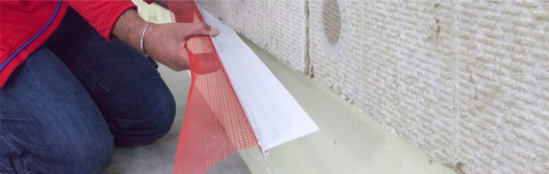 Sockelkantenprofil zwischen Fassadend&auml;mmung und Sockeld&auml;mmung einschieben